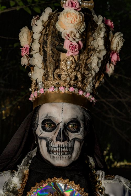 Free Close-up of a skeleton mask adorned with a floral crown, symbolizing Day of the Dead. Stock Photo