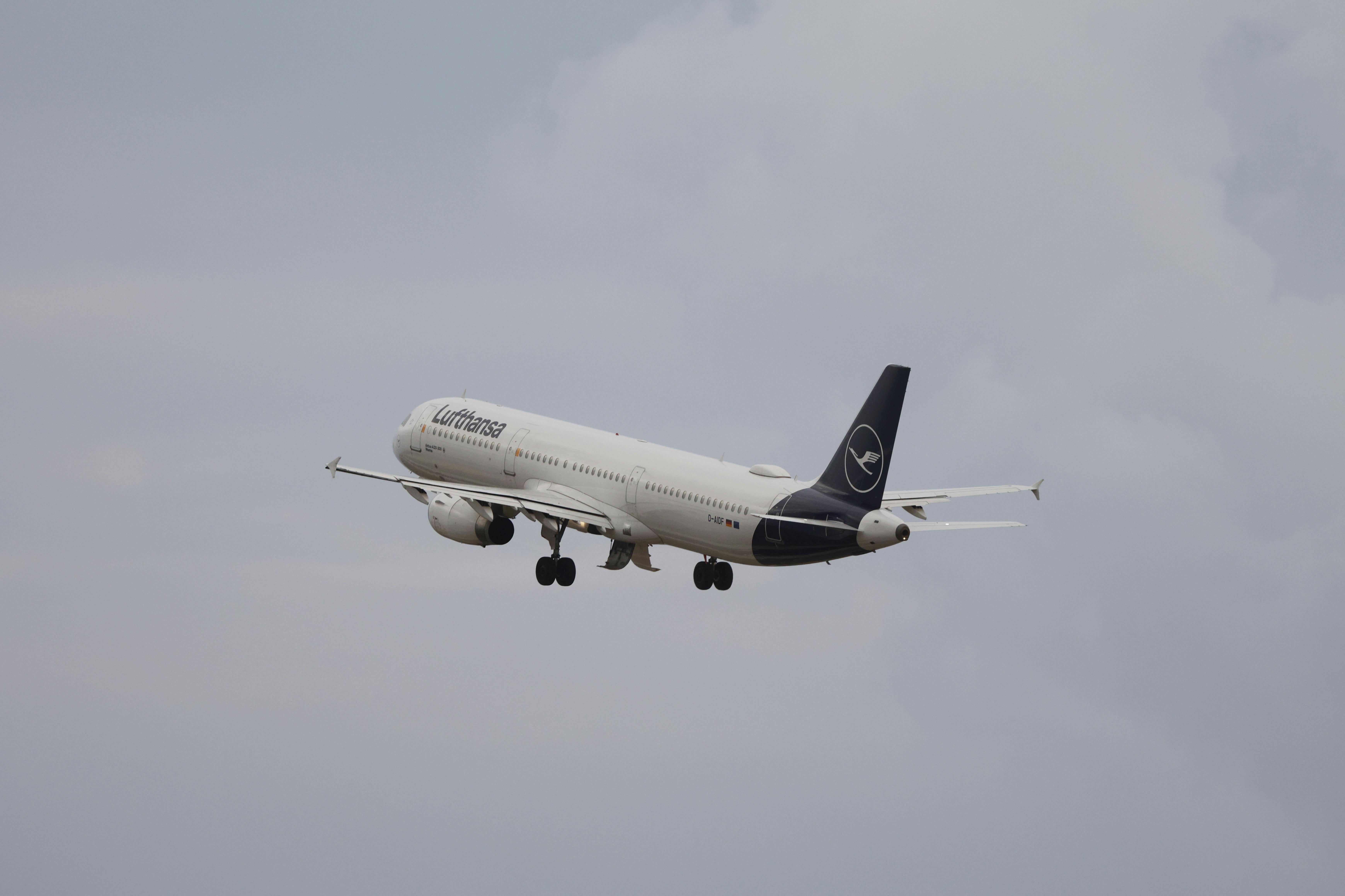 Spirit Airlines shutdown sends ripple effects across South Florida and budget travel market — Photo by Andrew Cutajar on Pexe