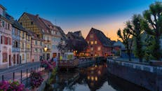 日落时分，法国科尔马运河两岸风景如画的半木结构房屋映入眼帘