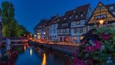 法国科尔马运河沿岸，半木结构房屋在黄昏时分景色美丽