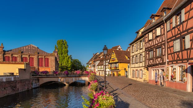 法国科尔马运河沿岸，半木结构房屋风景如画，鲜花盛开，天空晴朗