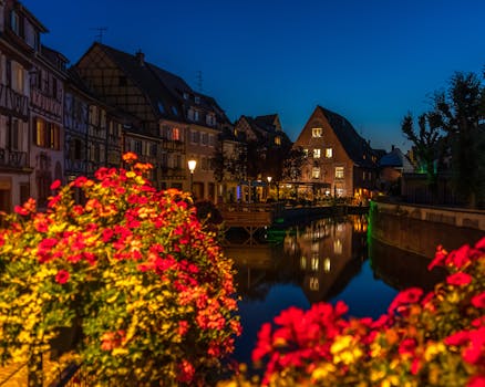 法国科尔马的夜晚迷人，半木结构的房屋与鲜艳的鲜花构成了一幅美景