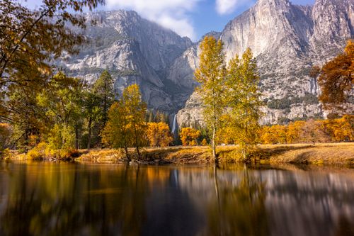 Free Stunning autumn scenery in Yosemite with vibrant foliage and mountains. Stock Photo