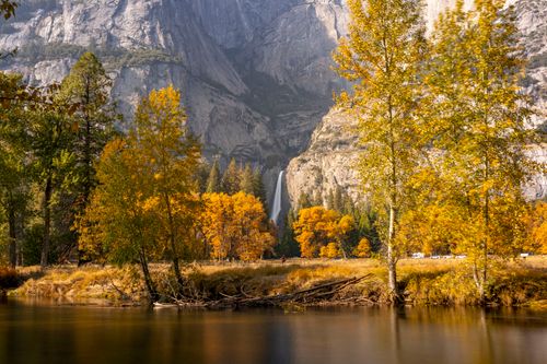 Free Stunning autumn landscape with waterfall in Yosemite, showcasing vibrant fall foliage and majestic cliffs. Stock Photo