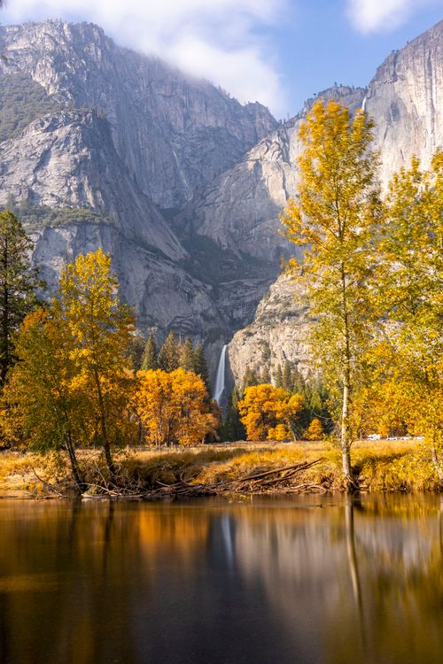 Free Breathtaking view of a waterfall in Yosemite National Park amidst vibrant autumn colors. Stock Photo