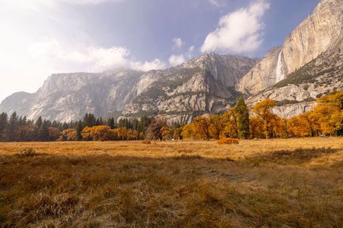 Free Breathtaking view of Yosemite Valley's autumn foliage and granite cliffs. Stock Photo