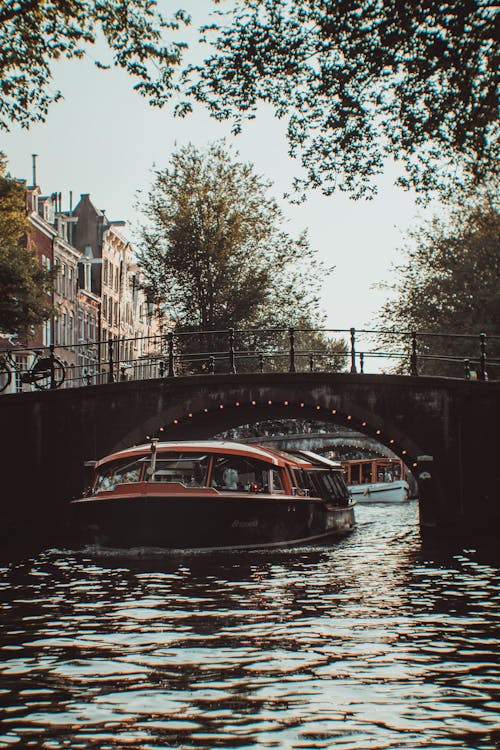 bezplatná Základová fotografie zdarma na téma Amsterdam, člun, doprava Základová fotografie