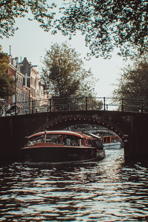 Rotes Boot Unter Der Brücke