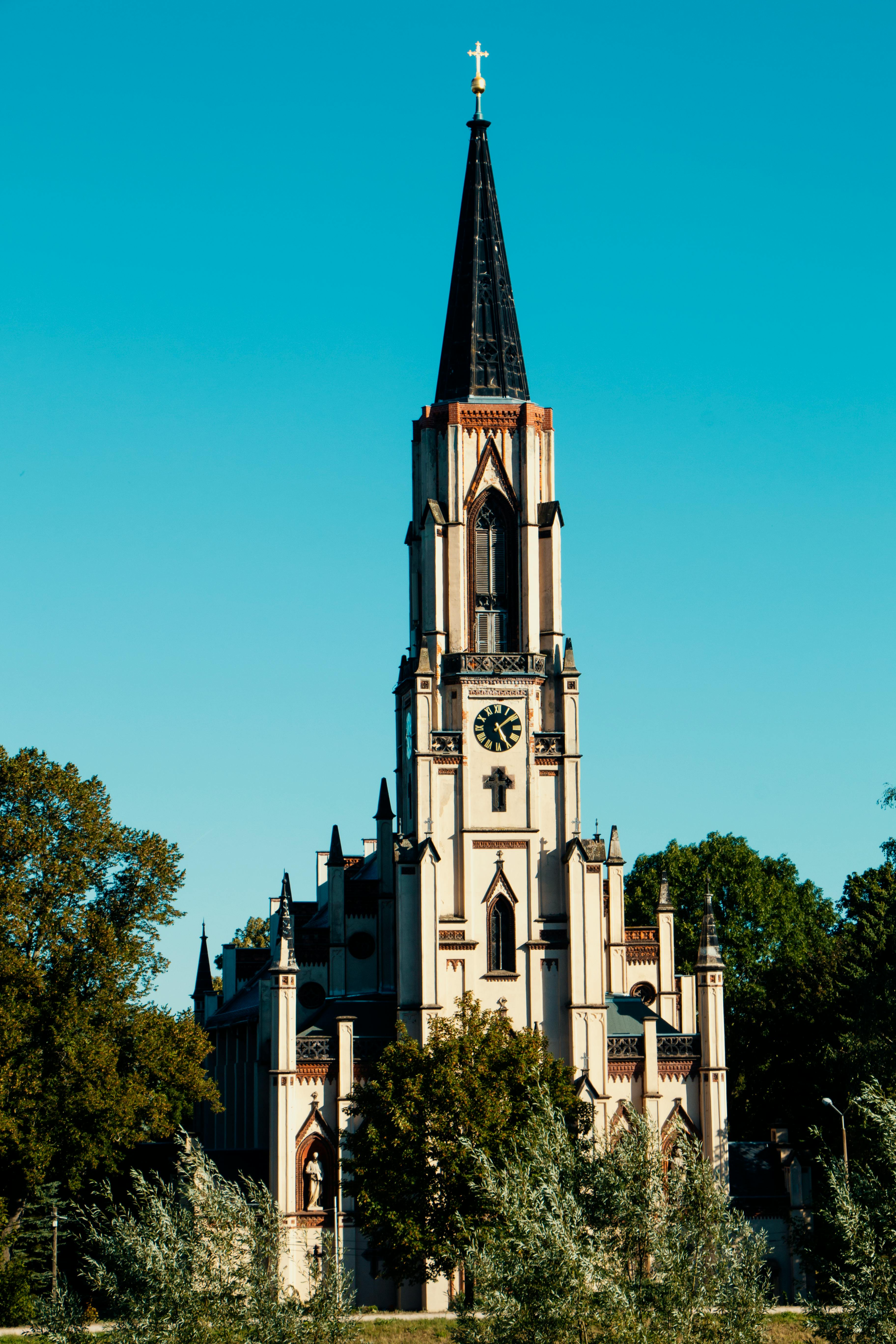 晴朗的日子里，一座有着高高尖塔的哥特式复兴教堂坐落在树林中，展现了宗教建筑的特色