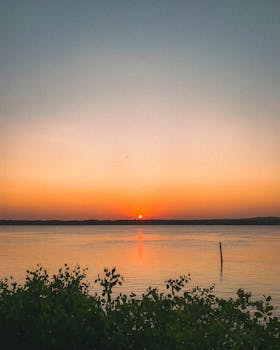 Beautiful sunset over the Paraíba River in Brazil, showcasing nature's vibrant colors.