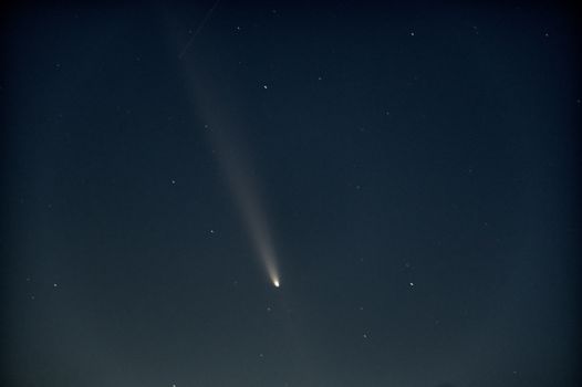 彗星在其轨道上散布碎片，形成流星体带的示意图