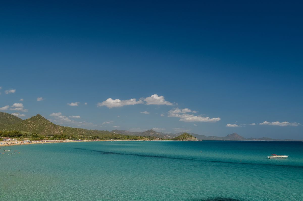Apă turcoaz și plajă cu nisip fin în Sardinia, Italia