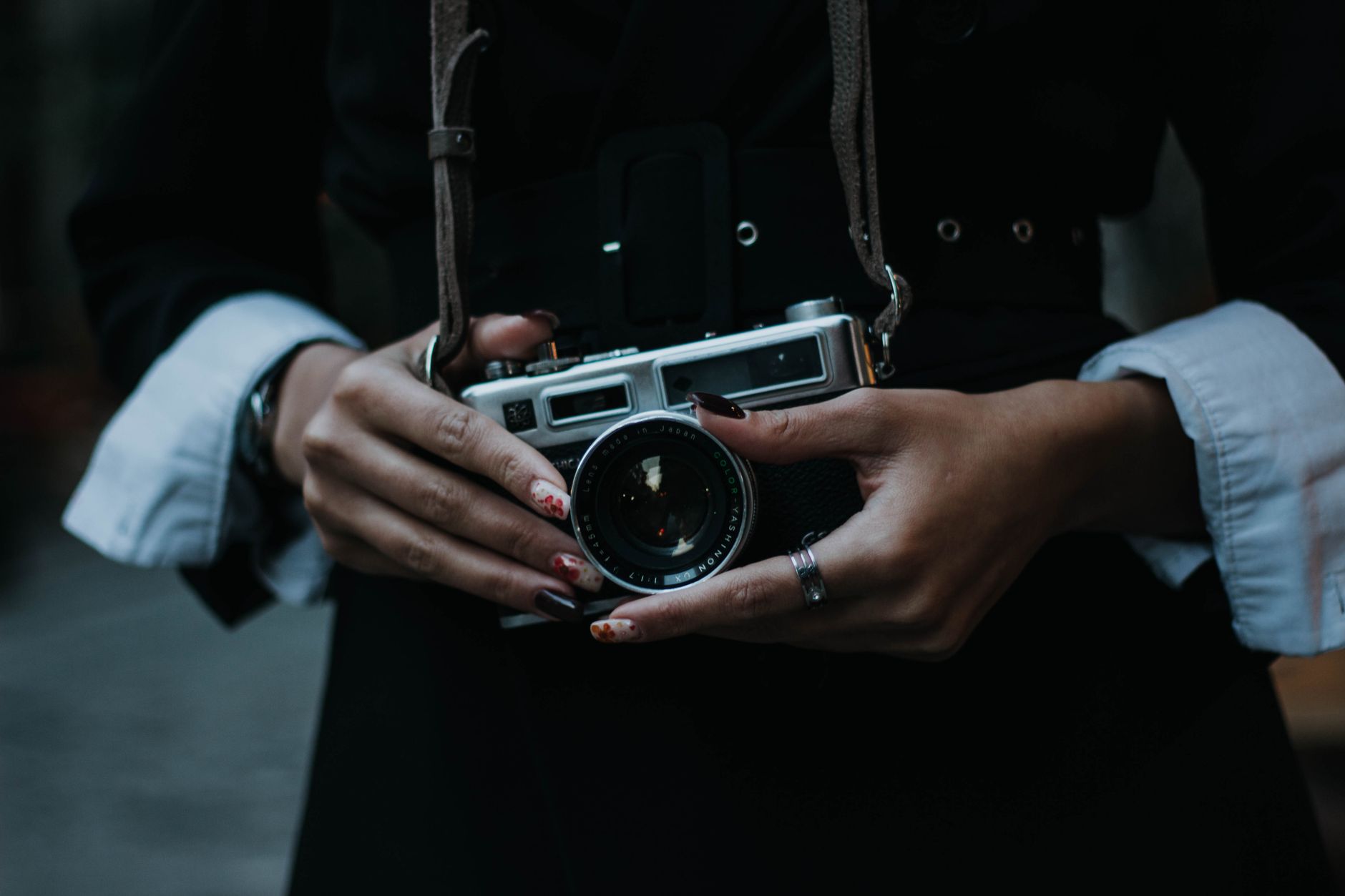 https://www.pexels.com/photo/close-up-of-vintage-camera-held-by-woman-29018663/