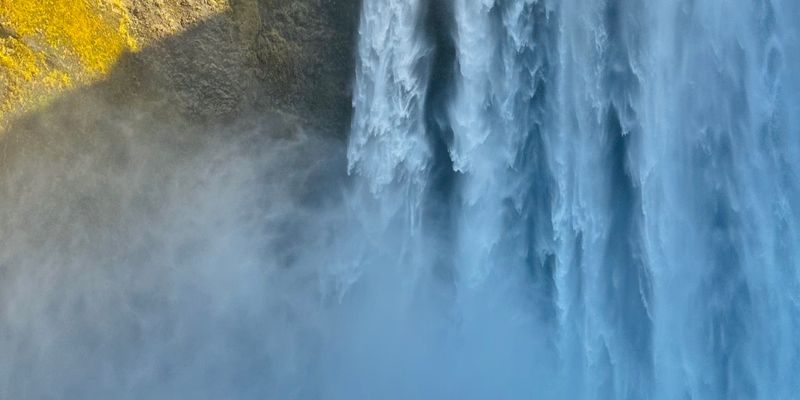 La cascada de Skógafoss, en la costa sur de Islandia