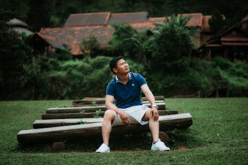 Foto De Hombre Vestido Con Polo Azul