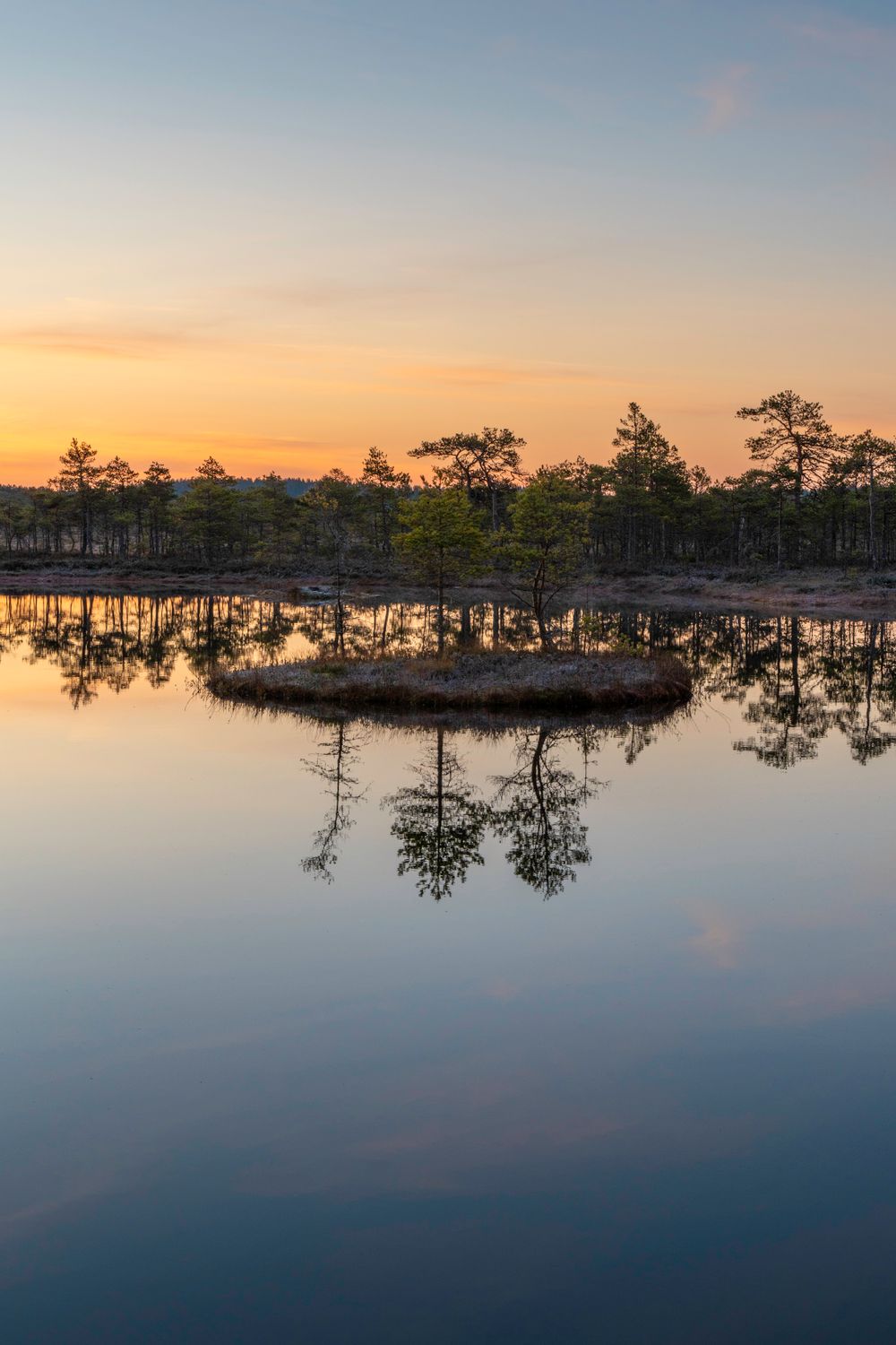 Serene Sunset Over Tranquil Lake Reflections · Free Stock Photo