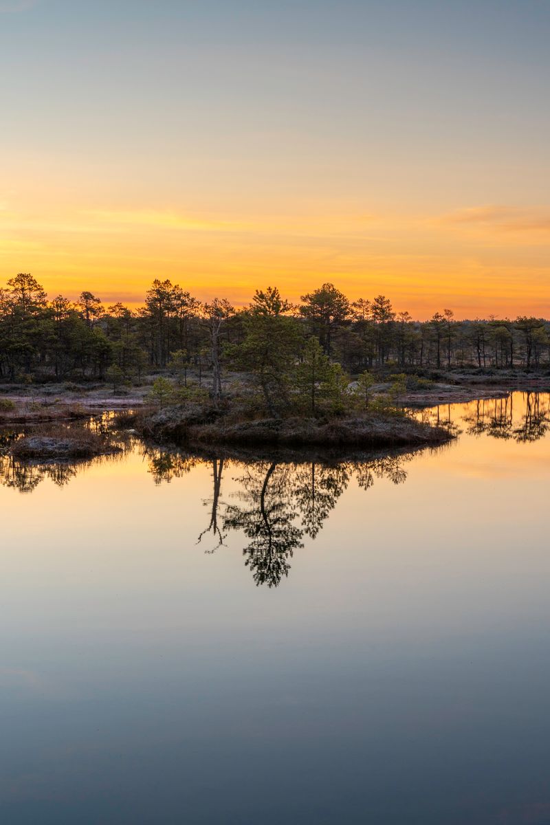 Serene Sunset Over Tranquil Lake Reflections · Free Stock Photo