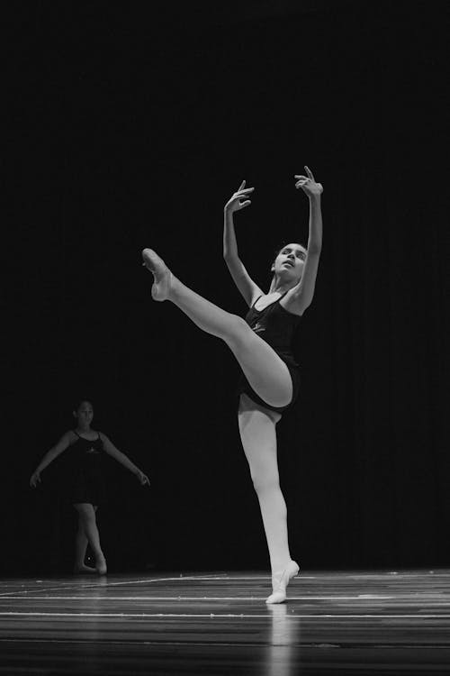 女人做芭蕾舞的灰度摄影
