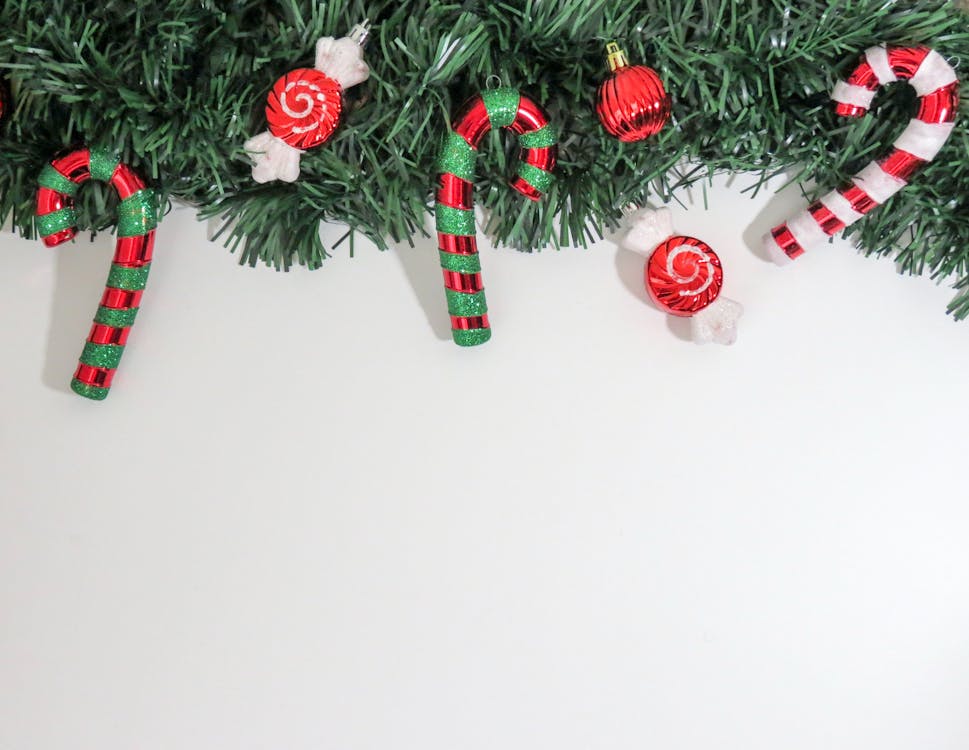 бесплатная Крупный план рождественских украшений, висящих на дереве Стоковое фото