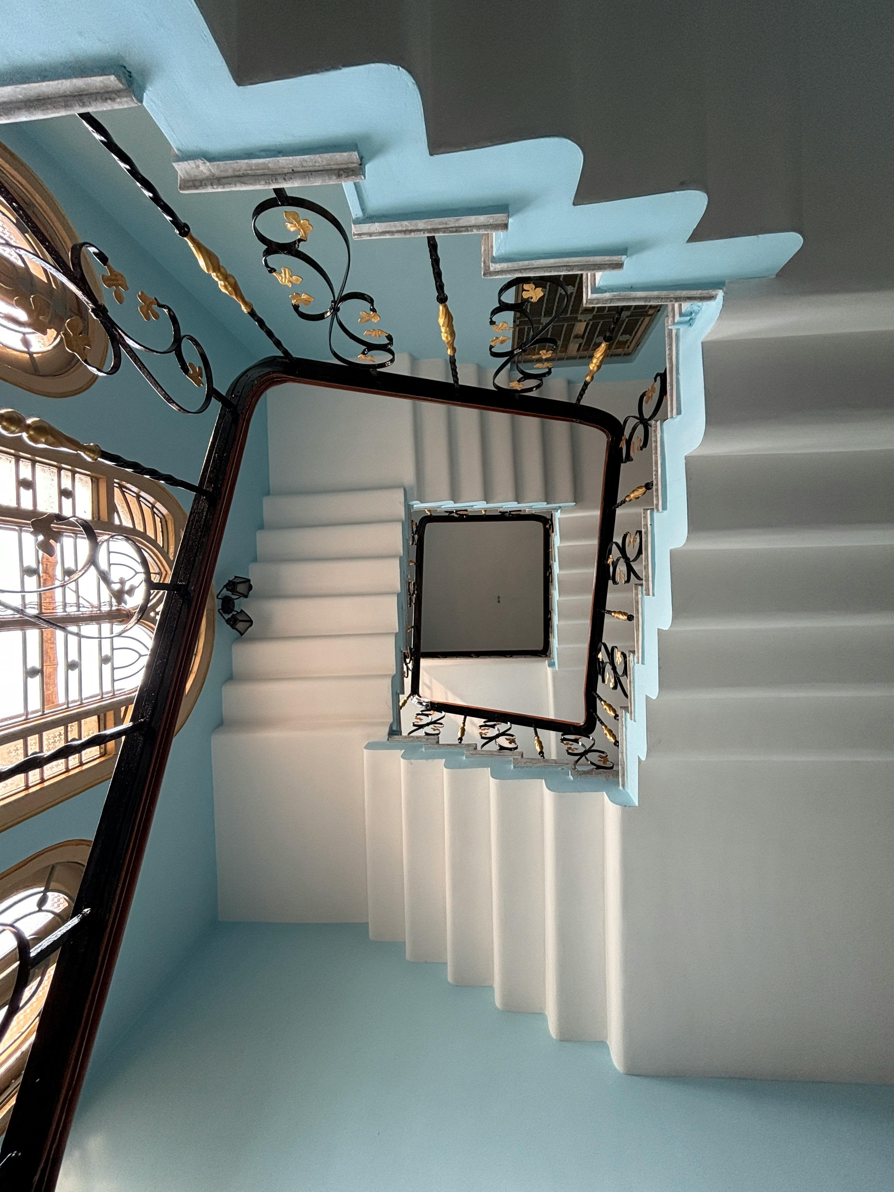 Кованые перила и лестницы: элегантность и функциональность в интерьере