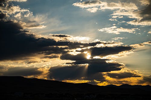 無料 夜明けの雲の風光明媚なビュー 写真素材