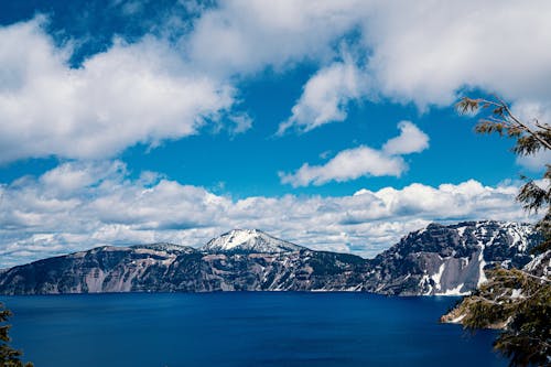 Cuerpo De Agua Cerca De La Montaña