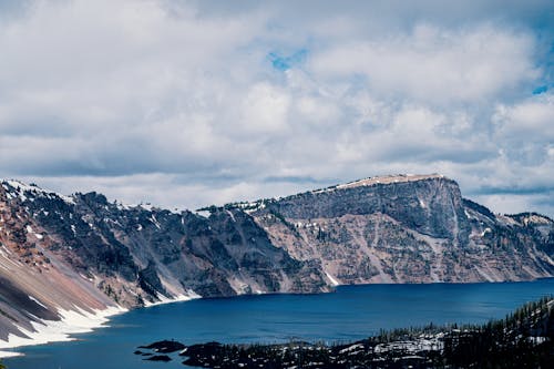 Specchio D'acqua Accanto Alle Montagne