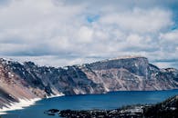 美丽的山区景观、宁静的湖泊和戏剧性的云，完美地展现了自然的魅力，也带来了旅行的灵感