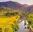 日落时分，鸟瞰印度尼西亚西爪哇，风景如画的稻田与蜿蜒的河流尽收眼底