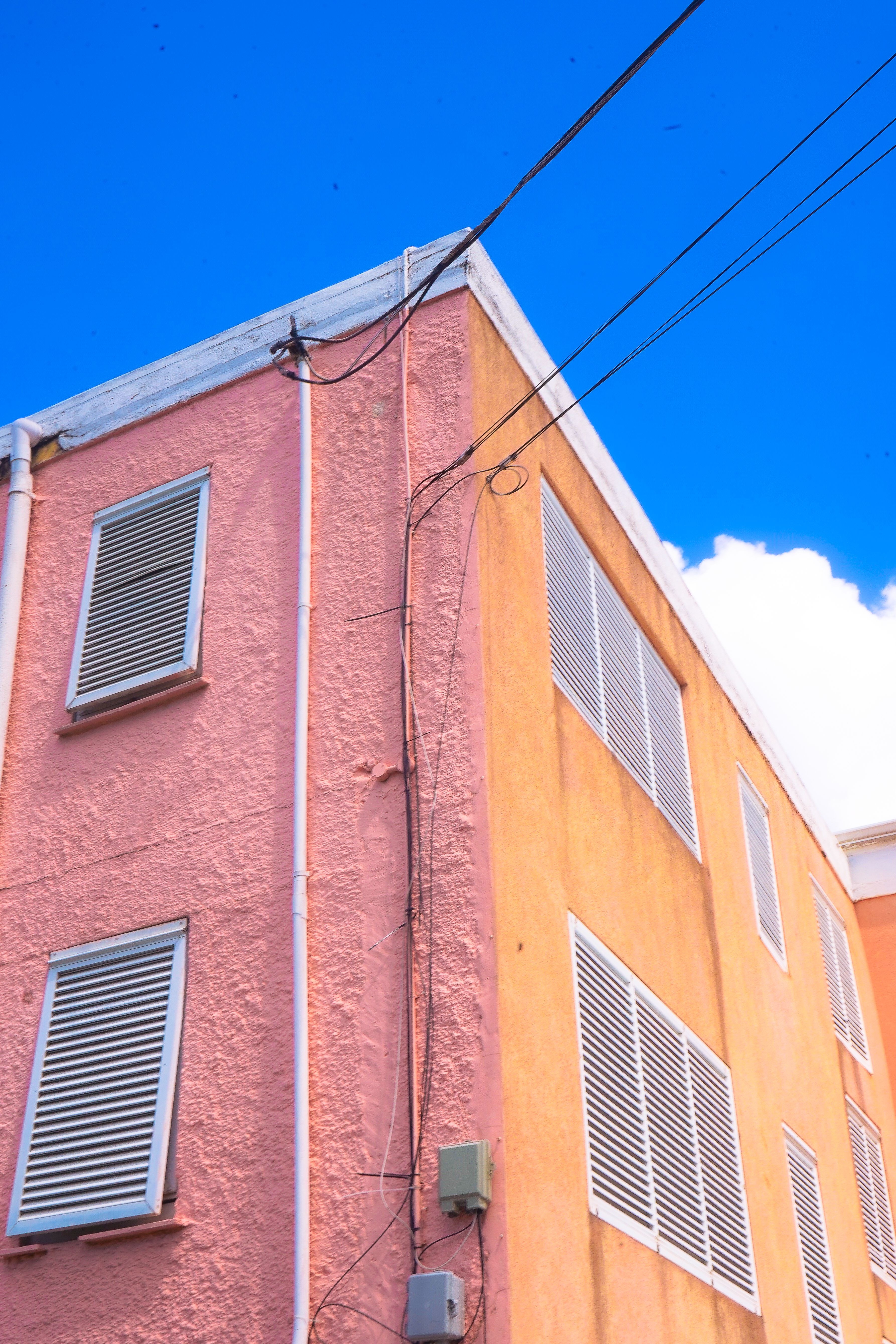 Kostenlos Farbenfrohe Architektur In Barbados Unter Blauem Himmel Stock-Foto