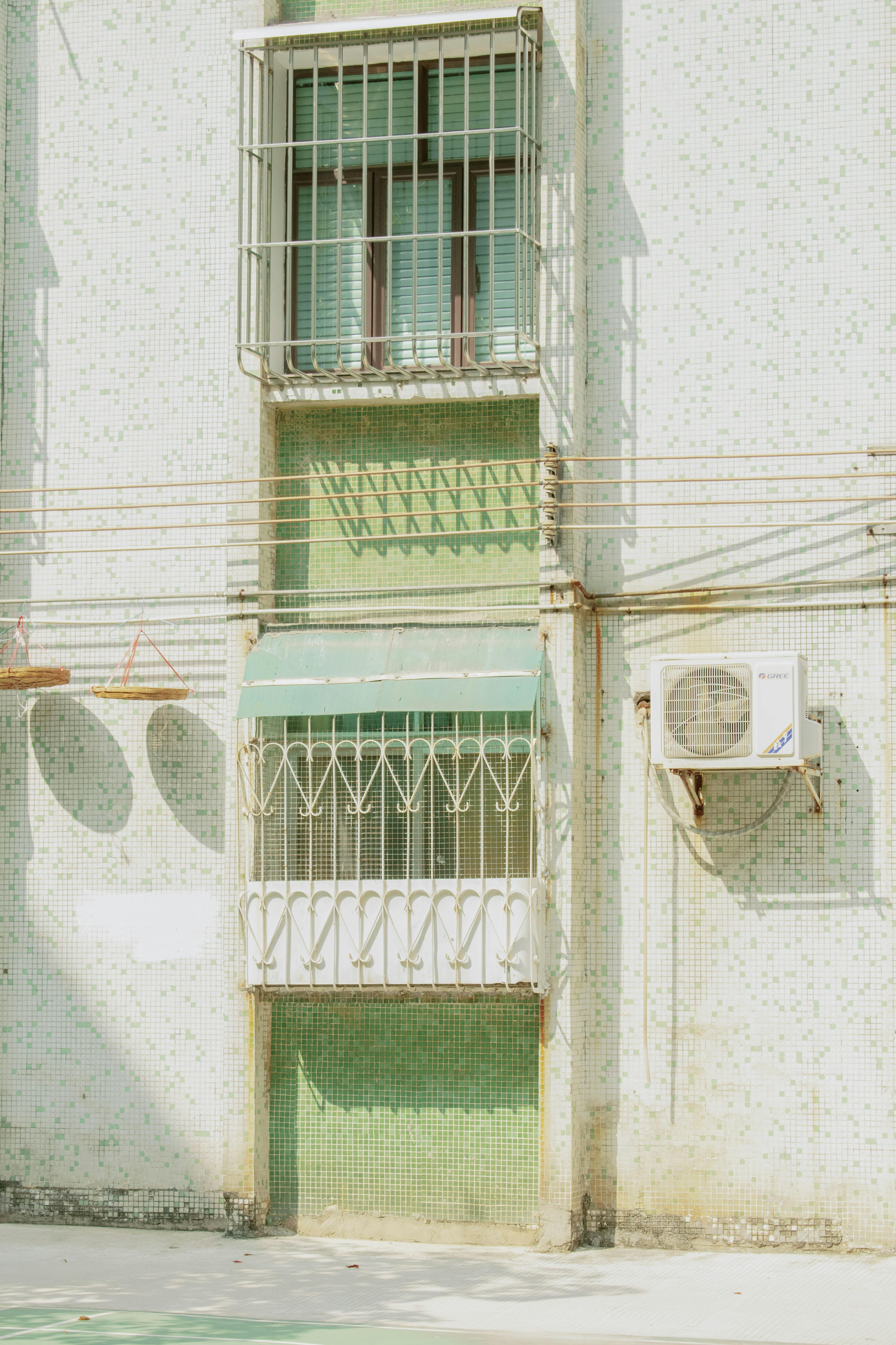 Gratis Facciata Di Edificio Urbano Con Unità Di Aria Condizionata Foto a disposizione