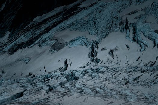 法国上萨瓦省冰冻冰川的壮丽景色，展现了崎岖的冰层