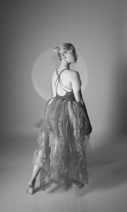Free A contemporary ballet dancer stands gracefully in the spotlight, exuding elegance and poise. Stock Photo