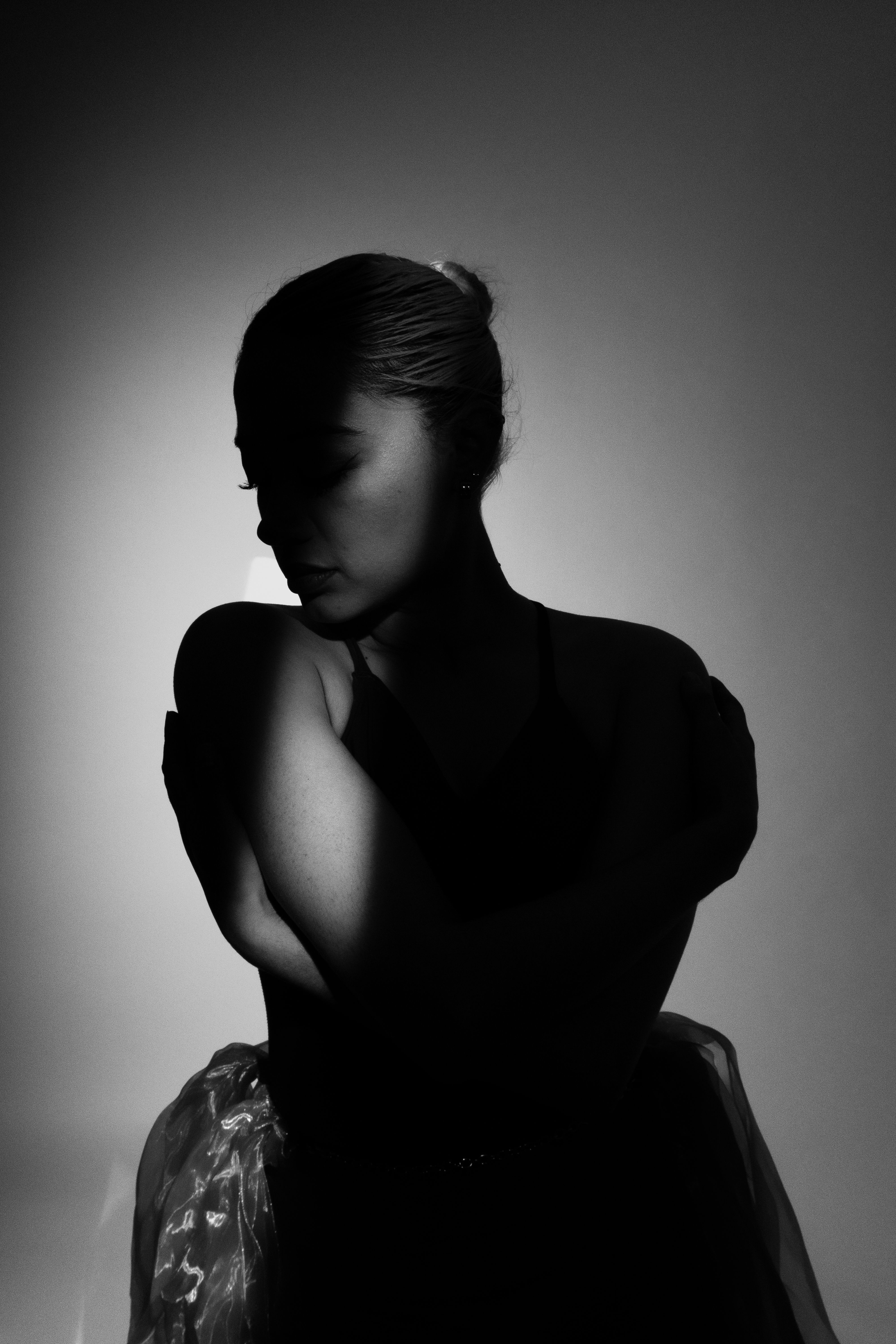 Silhouette de danseuse contemporaine à contre-jour