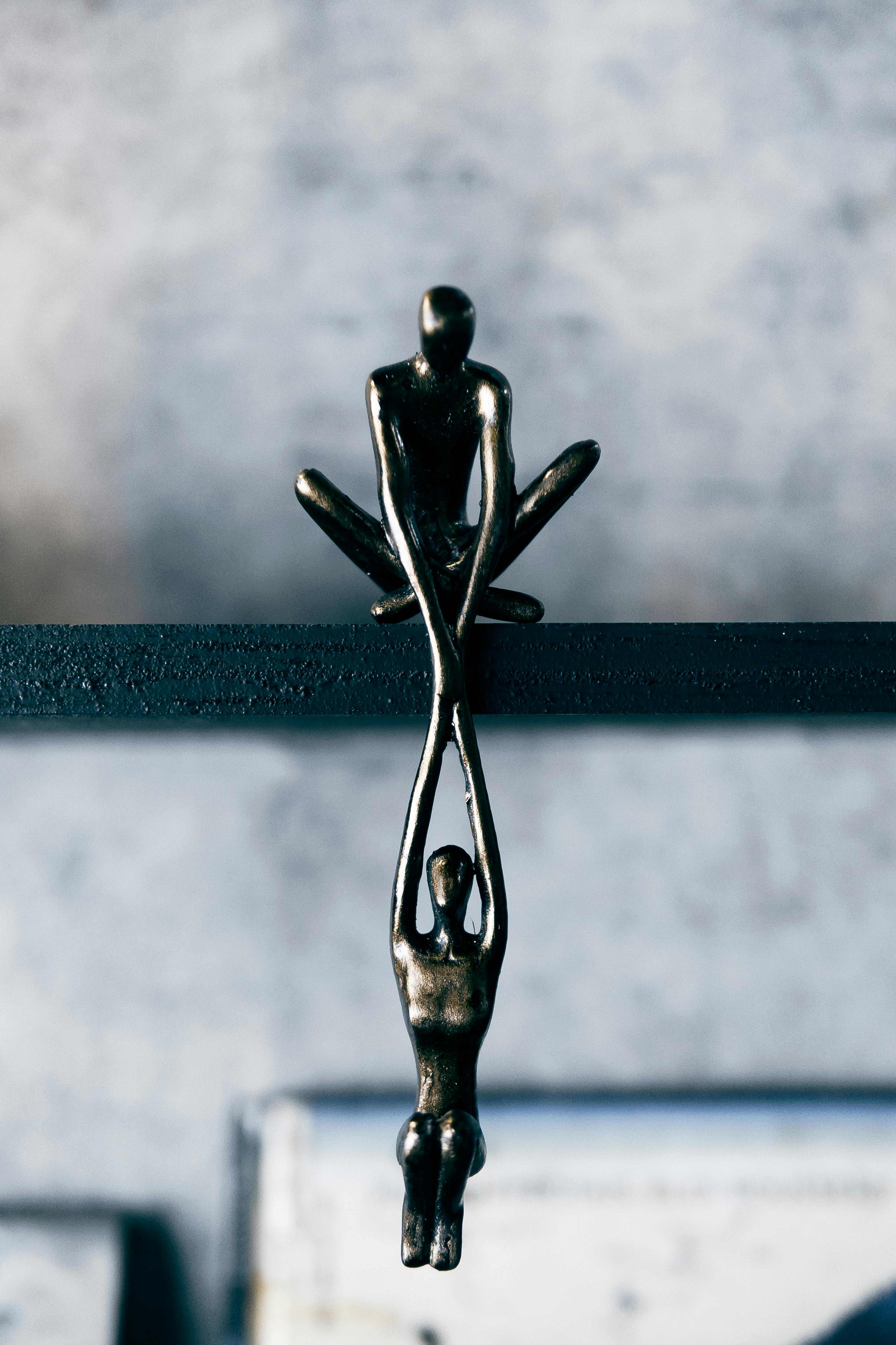 무료 지원에 대한 인간 형상의 추상 조각 스톡 사진