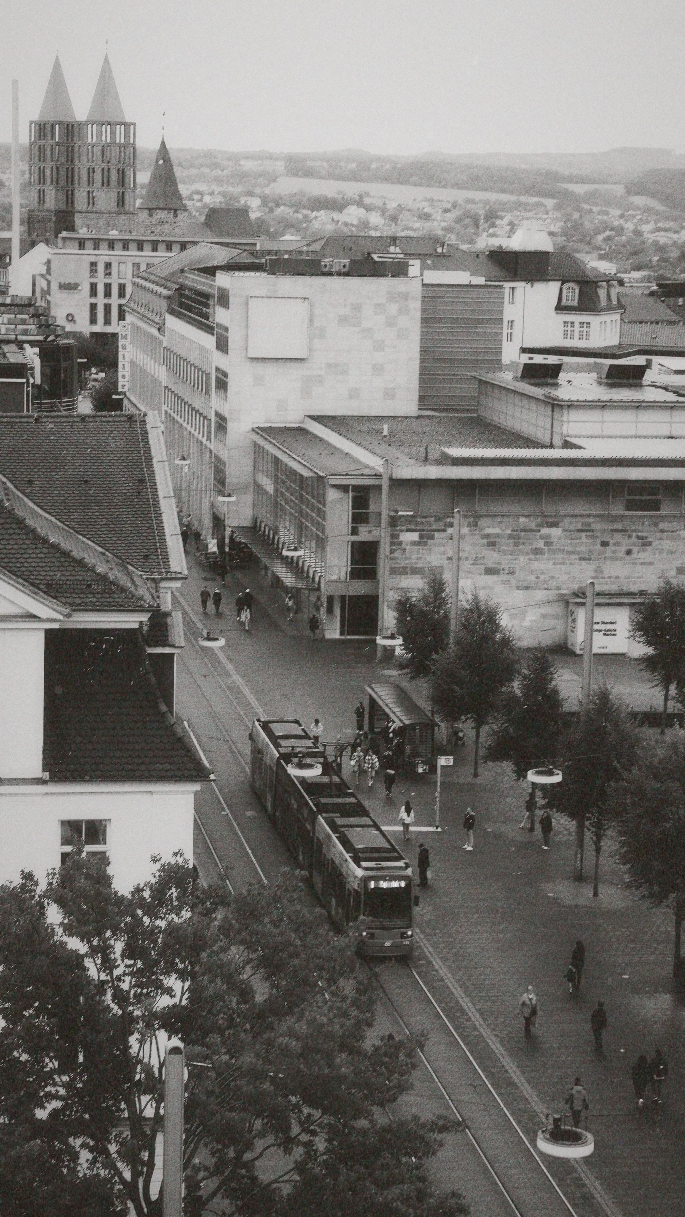 Gratis Et vintage svart-hvitt bybilde med en trikk i en travel gate. Arkivbilde