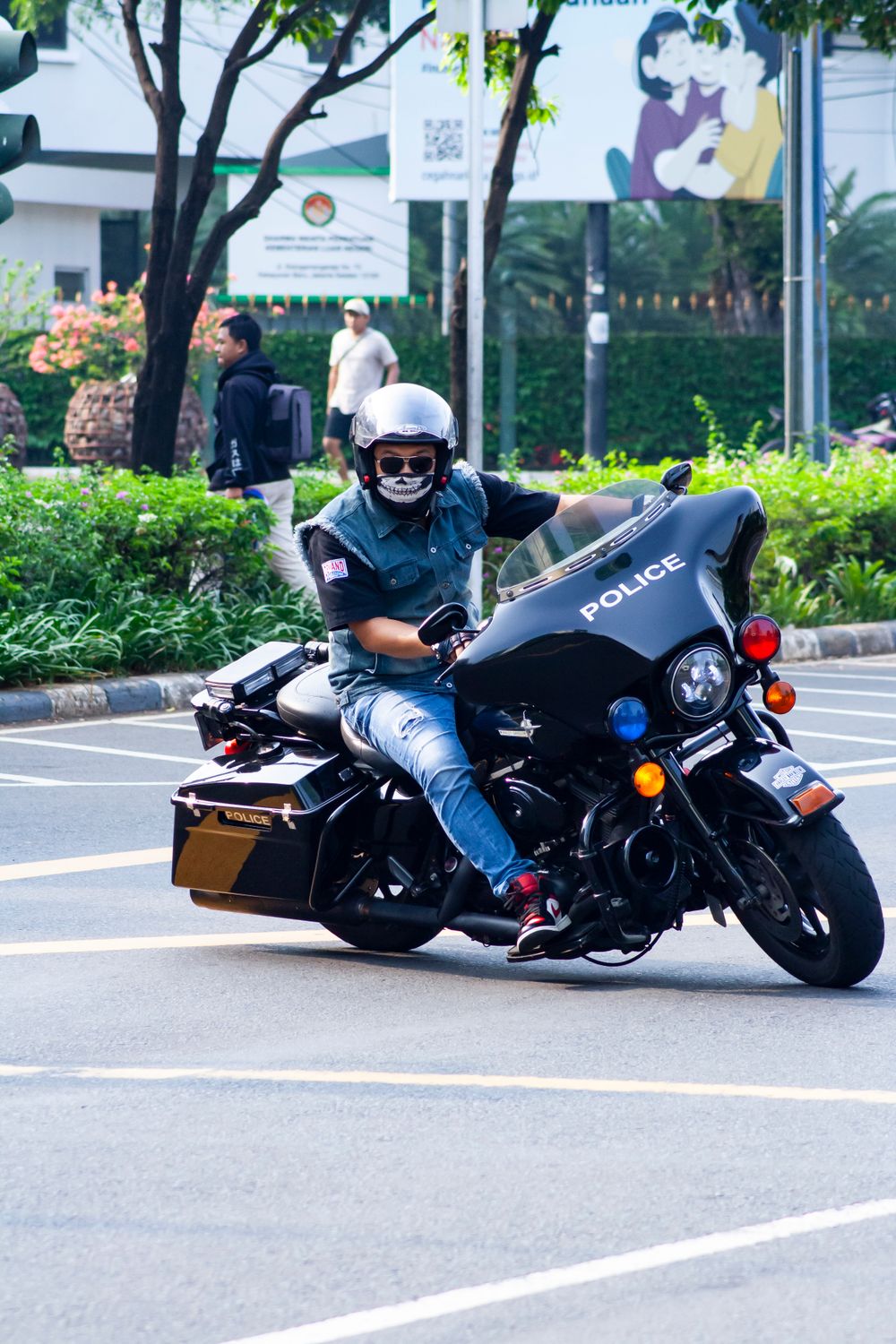 Police Officer Riding Harley Davidson Motorcycle ยท Free Stock Photo