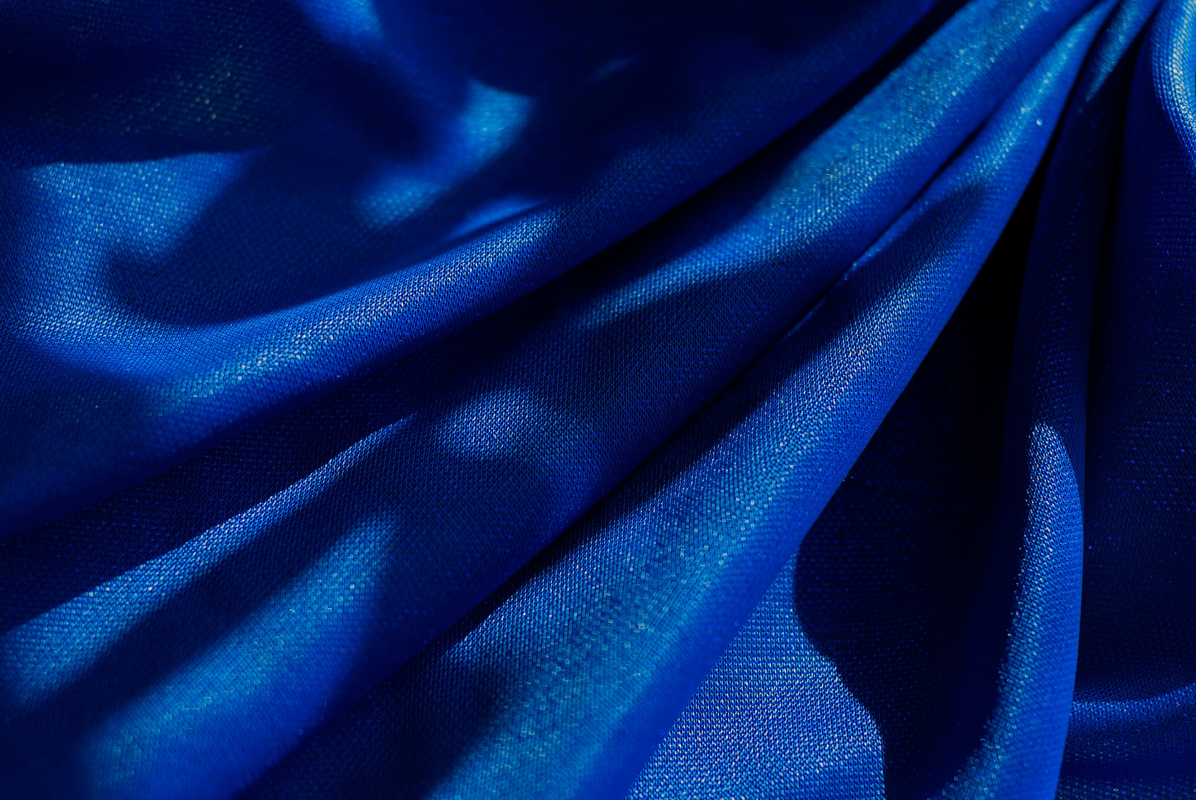 Tela Azul Vibrante En Un Juego De Sombras Dramático · Foto de stock ...