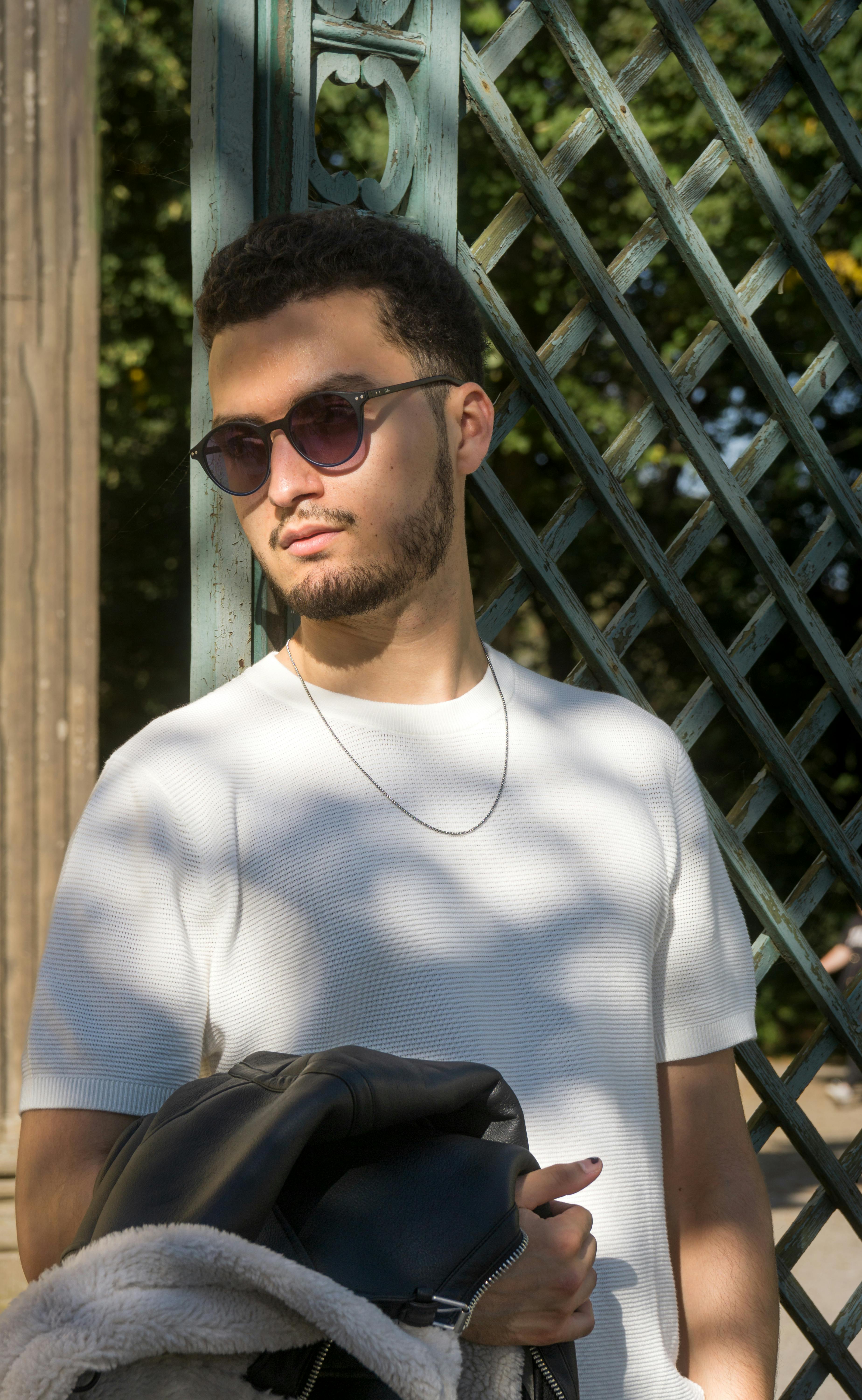 무료 건축 현장에서 선글라스를 낀 세련된 남자 스톡 사진