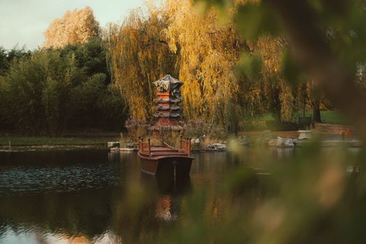 Strahlendes Herbst & Ruhig – Anime-Stil Hintergrundbild