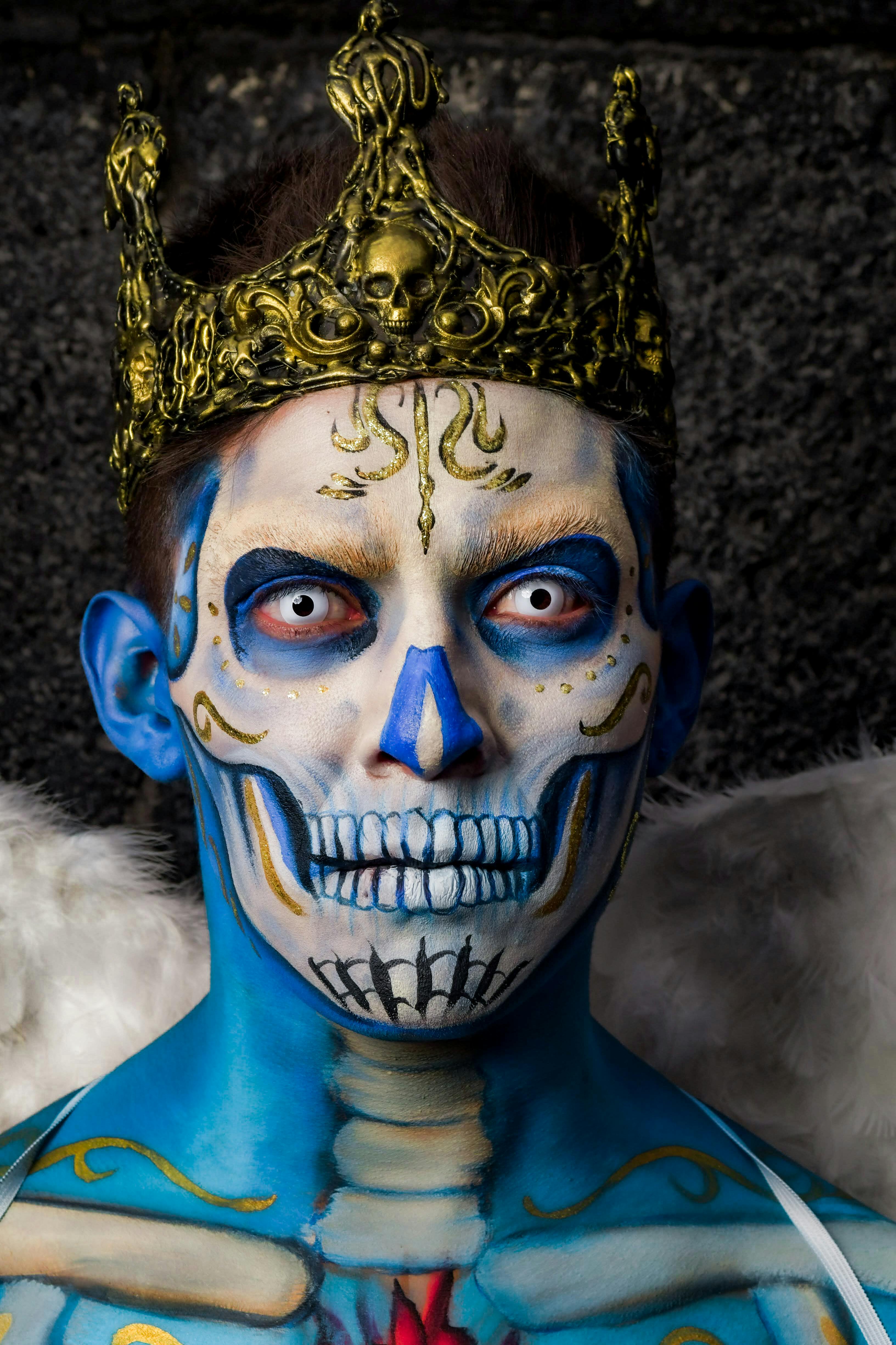 Ücretsiz Süslü Altın Taçlı Yaratıcı Kafatası Makyajı Stok Fotoğraflar