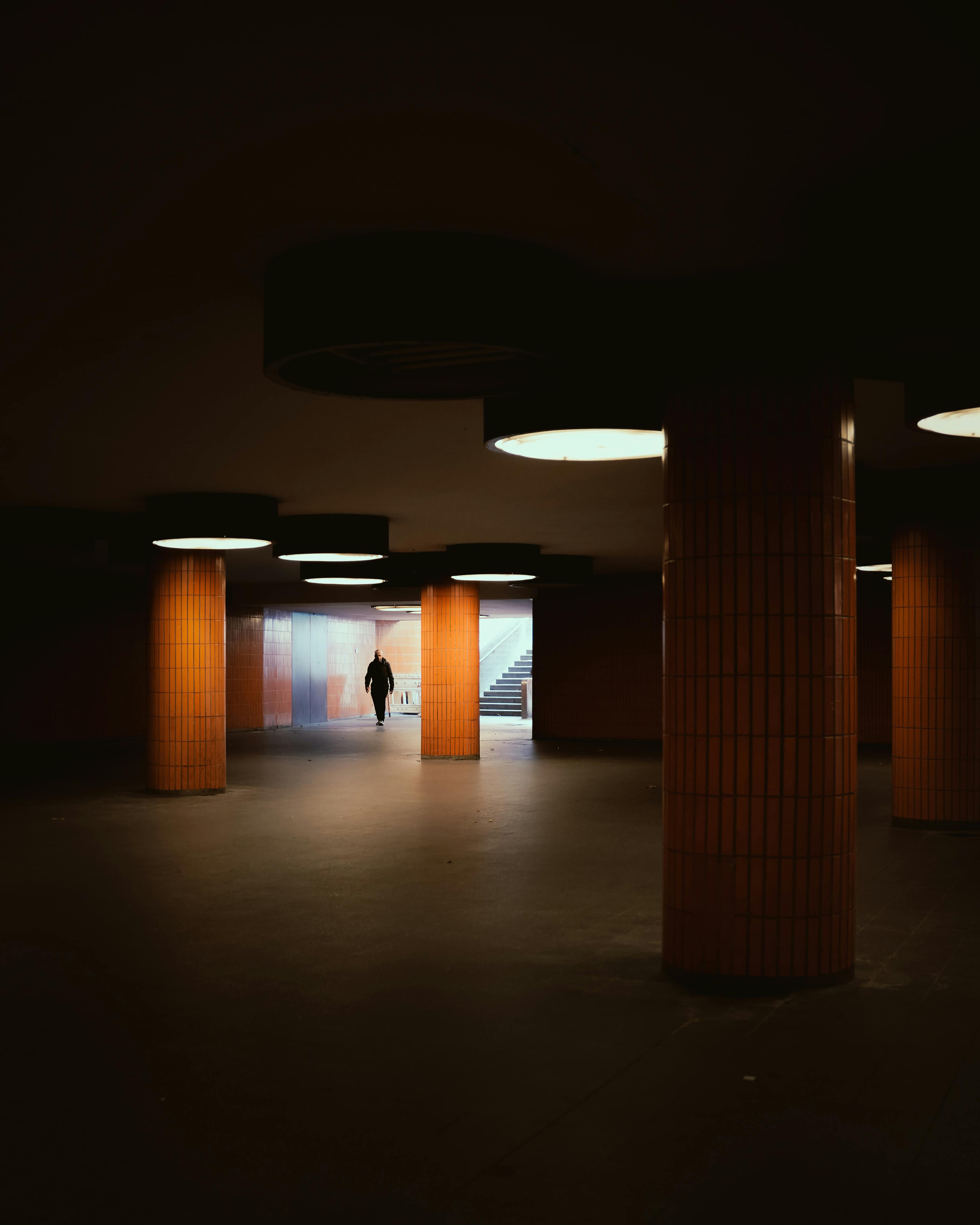 Gratis Figura Solitaria En Un Pasillo De Metro Poco Iluminado Foto de stock