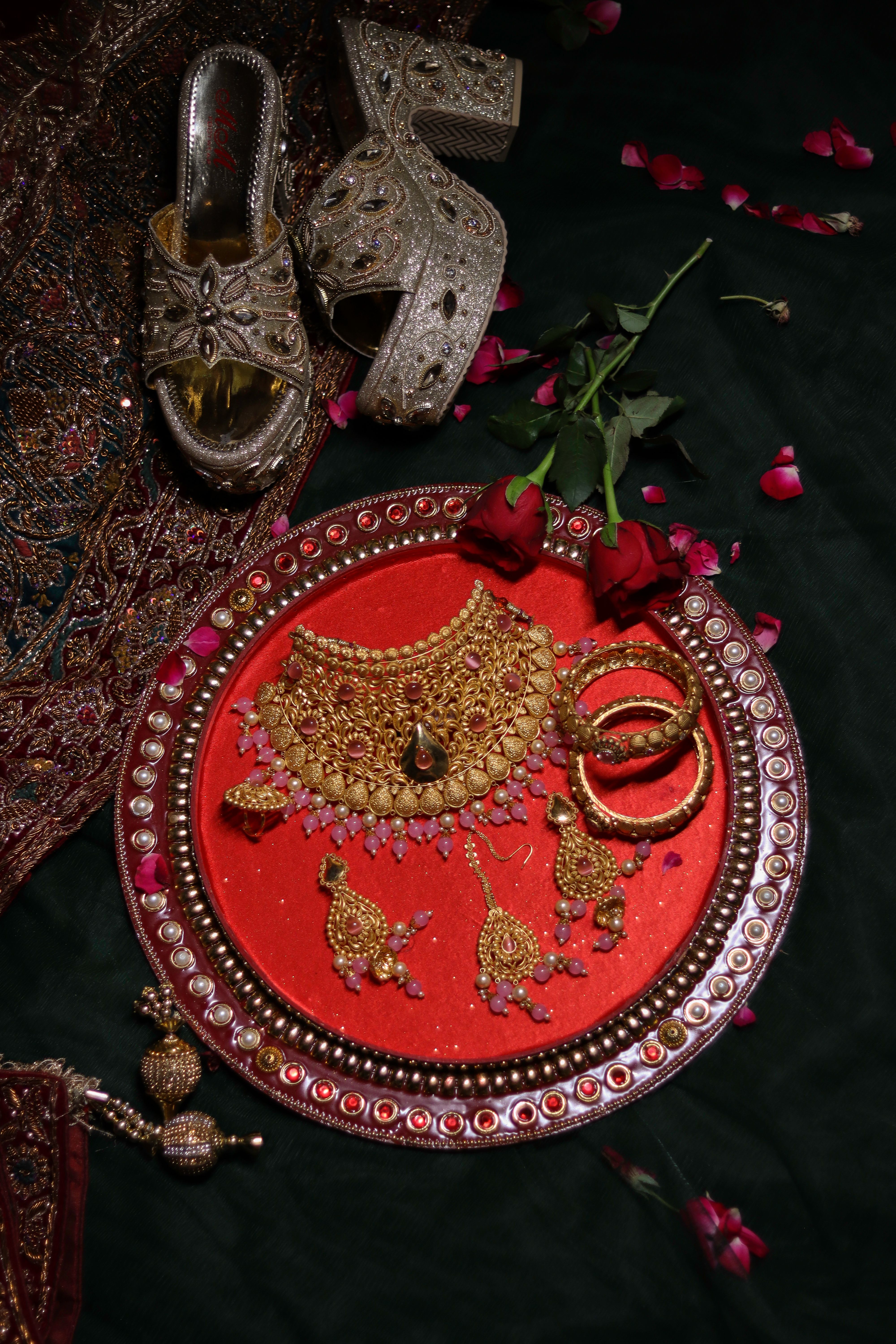 Gold jewellery set on rent