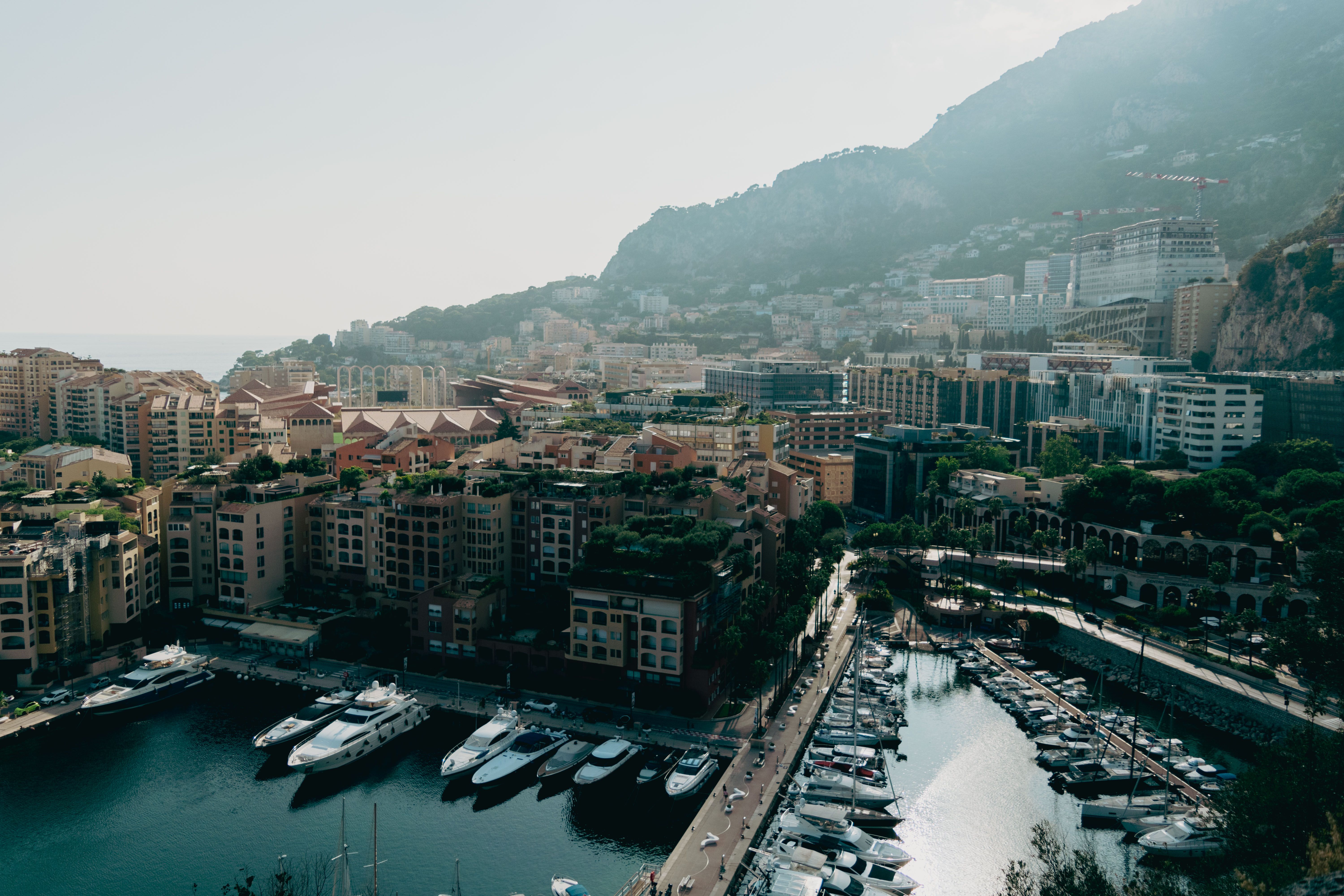 Viajero con eSIM de Mónaco frente al puerto de Montecarlo