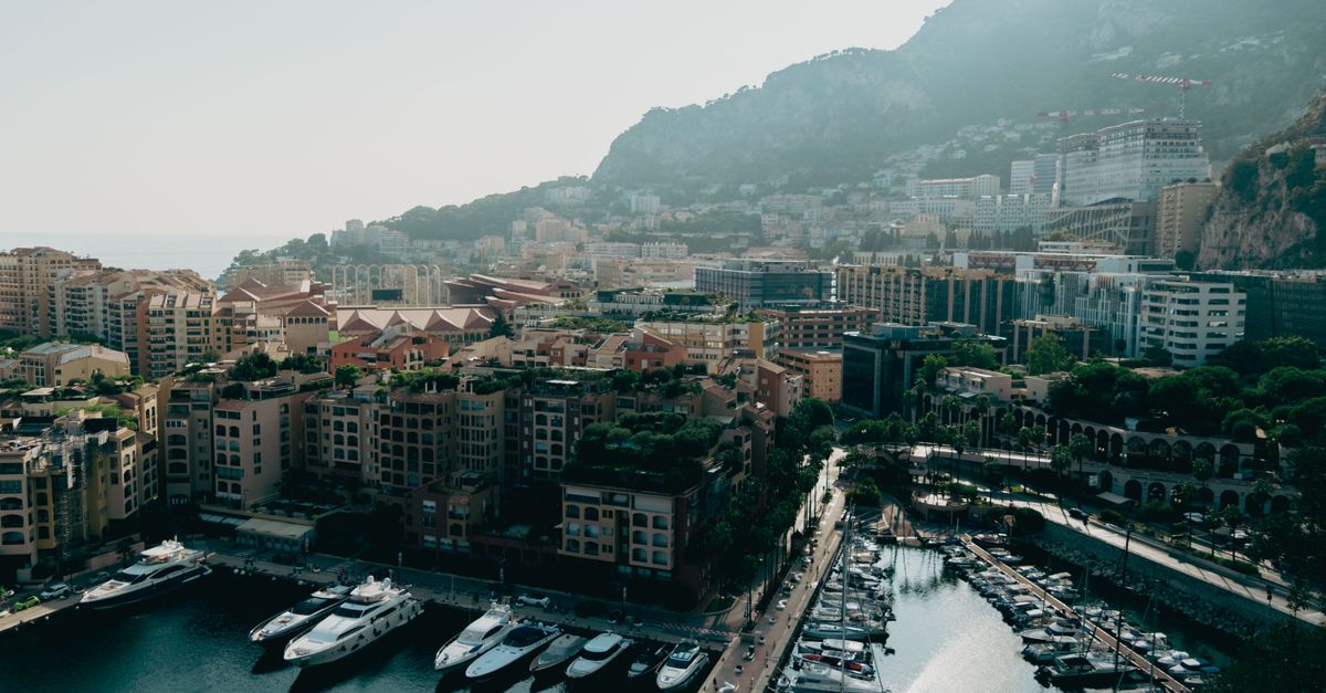 Viajero con eSIM de Mónaco frente al puerto de Montecarlo