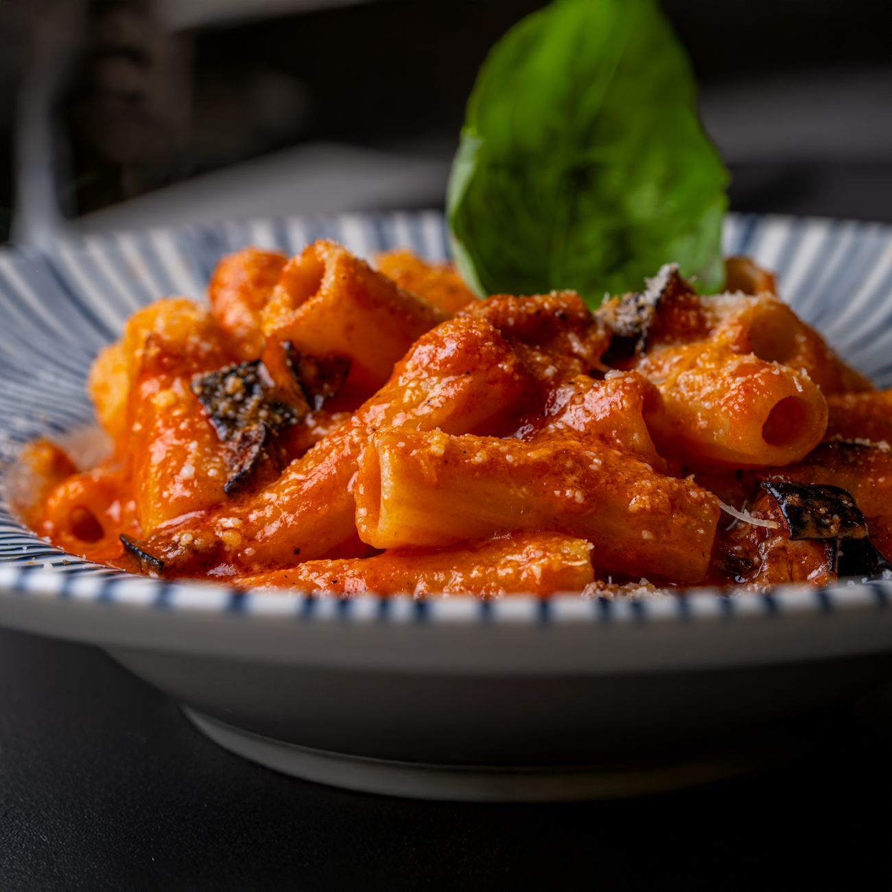 Pasta con pomodorini e basilico