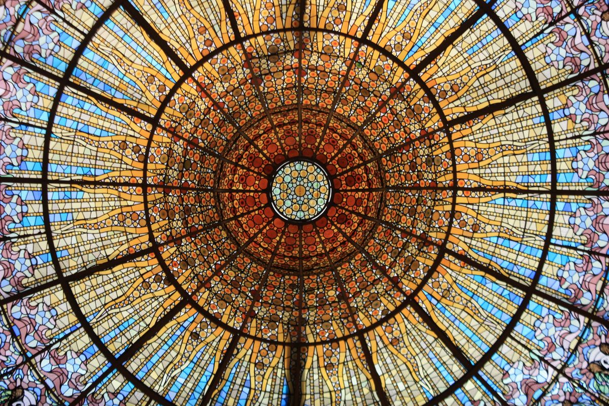 Cupola de vitraliu a Palatului Muzicii Catalane din Barcelona