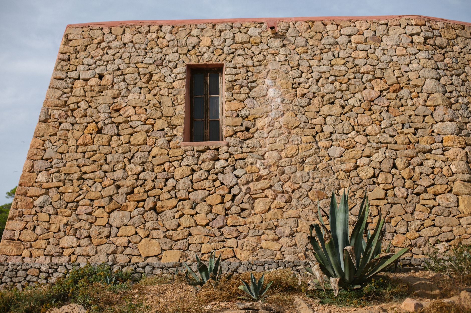 Detalle de arquitectura mediterránea con piedra natural y luz cálida. Detalle de arquitectura mediterránea con piedra natural y luz cálida.