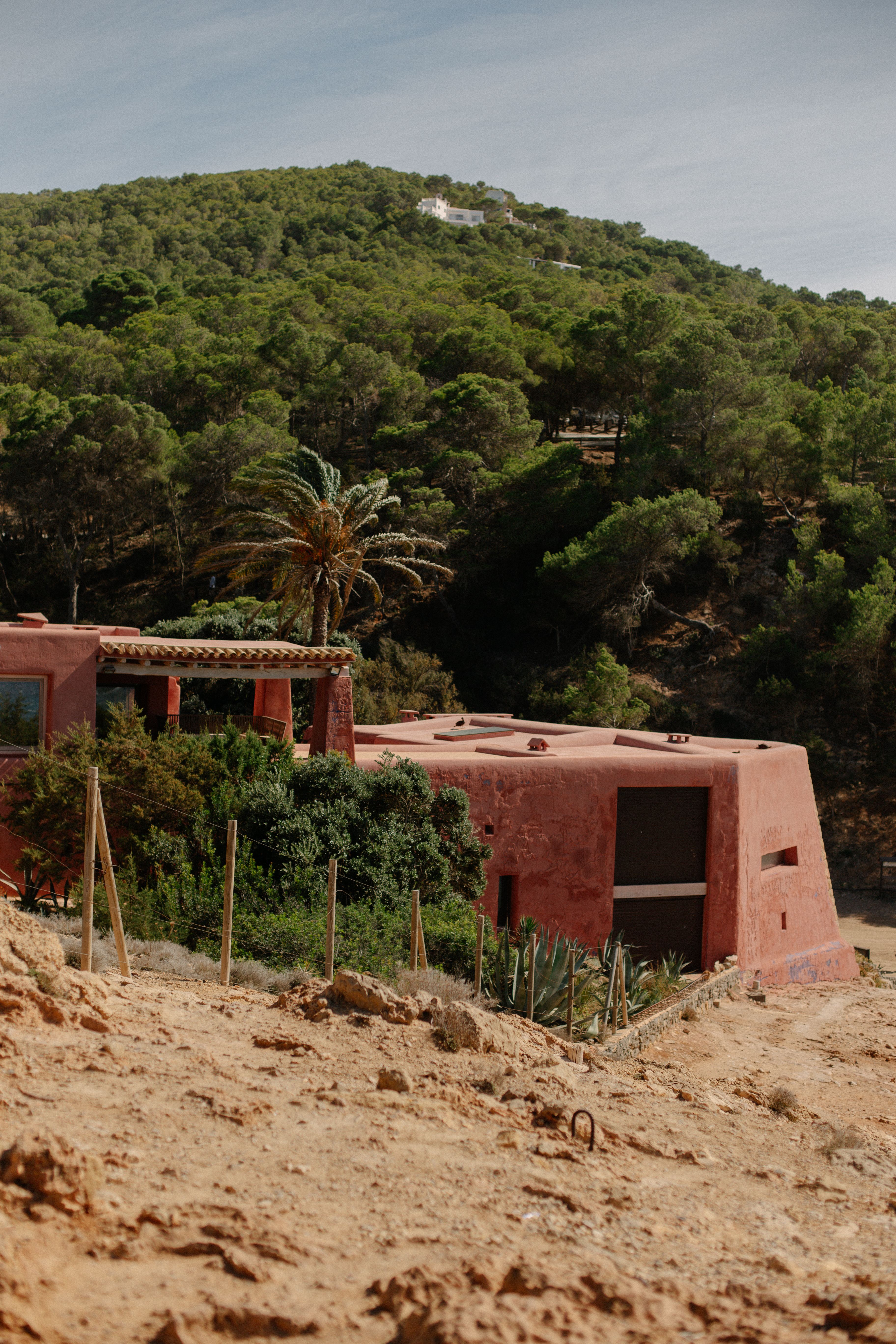 kustlandschap van Ibiza met helderblauw water en rotsformaties