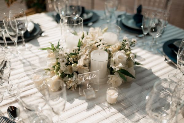 Mantel elegante con centro de mesa floral